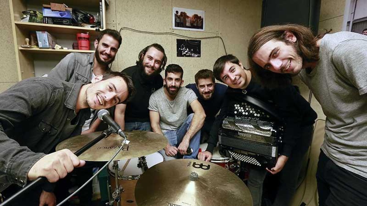 La M.O.D.A. son, de i. a d., David Ruiz, Nacho Mur, Álvar de Pablo, Caleb Melguizo, Jorge Juan, José Ángel Hortigüela (Joselito Maravillas) y Jacobo Naya. Aquí en su local de El Hangar.-Raúl Ochoa