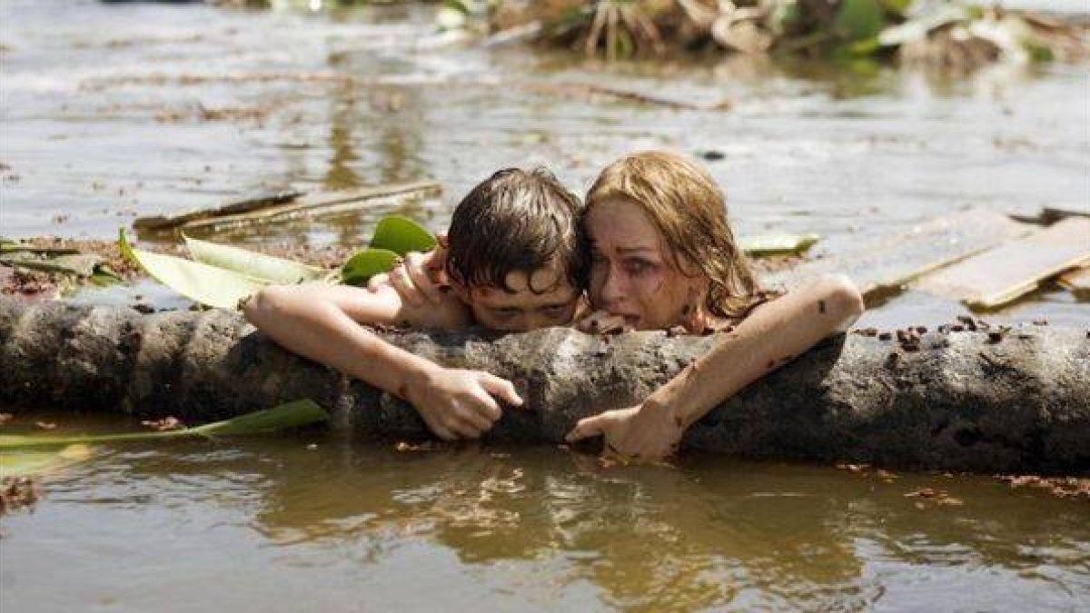 Naomi Watts y Tom Holland, en una dramática escena de 'Lo imposible'.-
