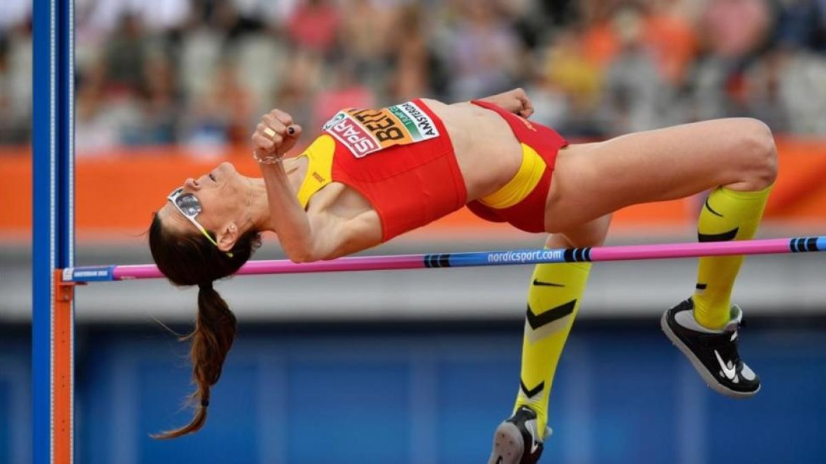 Ruth Beitia, en uno de los saltos en el Estadio Olímpico de Amsterdam.-AFP / FABRICE COFFRINI