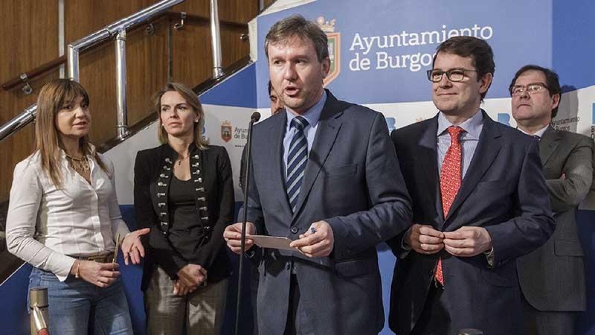 El alcalde, flanqueado por Fernández Mañueco y miembros de su equipo de Gobierno.-RAÚL G. OCHOA