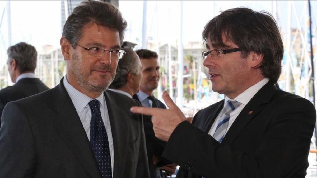 Rafael Catalá y Carles Puigdemont, este viernes, en Barcelona.-JORDI BEDMAR