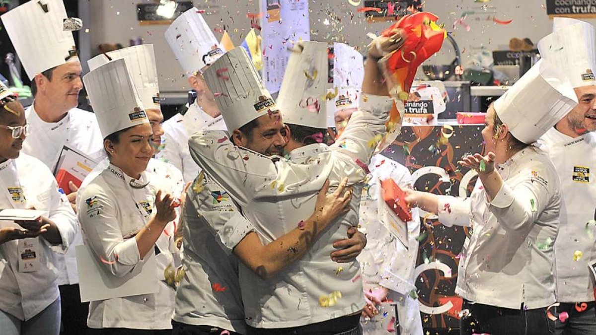 Los ganadores celebran el título.-VALENTÍN GUISANDE