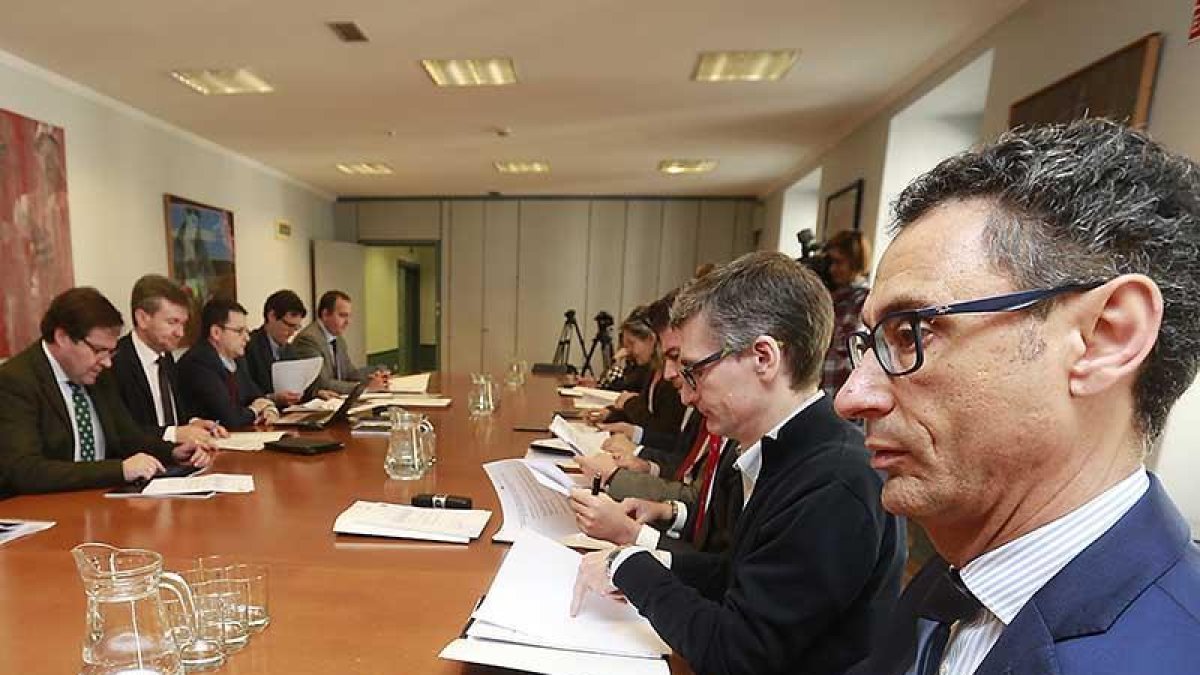 Una de la reuniones de trabajo de la comisión liquidadora.-RAÚL OCHOA