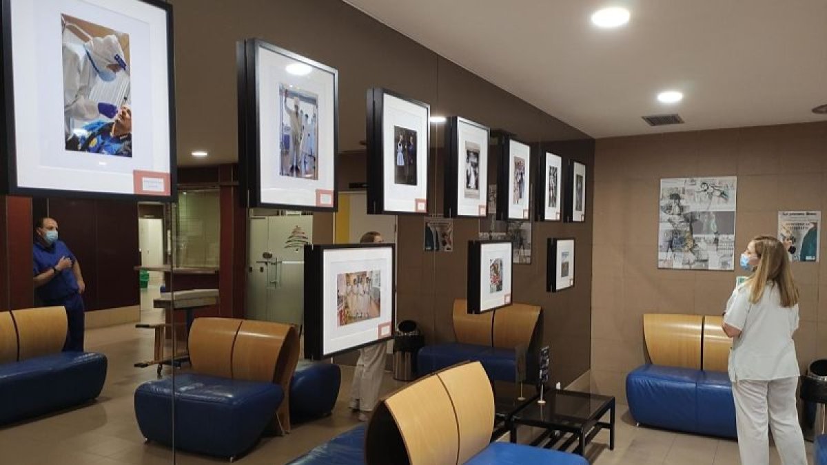 Exposición que el hospital ha instalado en el vestíbulo principal sobre su actividad en ‘Primera línea’. L. V.