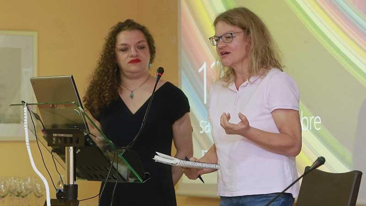 Dos de las ponentes durante una de las conferencias celebradas en el Creer.-RAÚL G. OCHOA