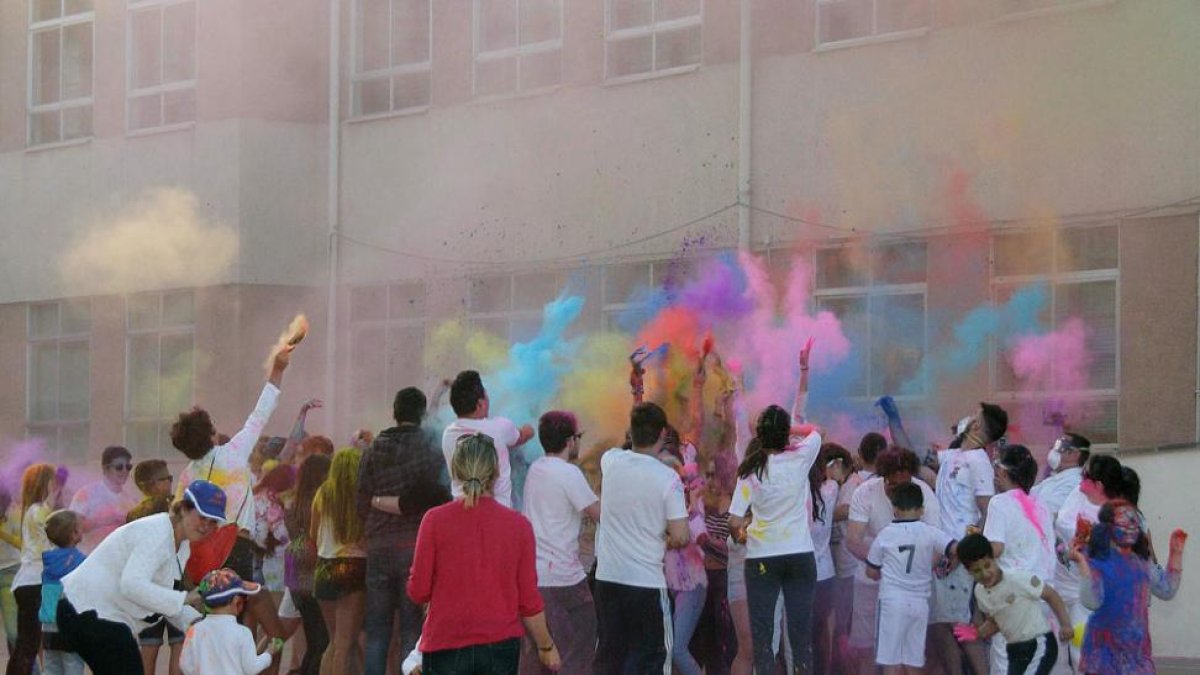 Los eventos del primer Orgullo LGTB+ en Briviesca finalizaron con una colorida suelta de polvos multicolor.-G. G.