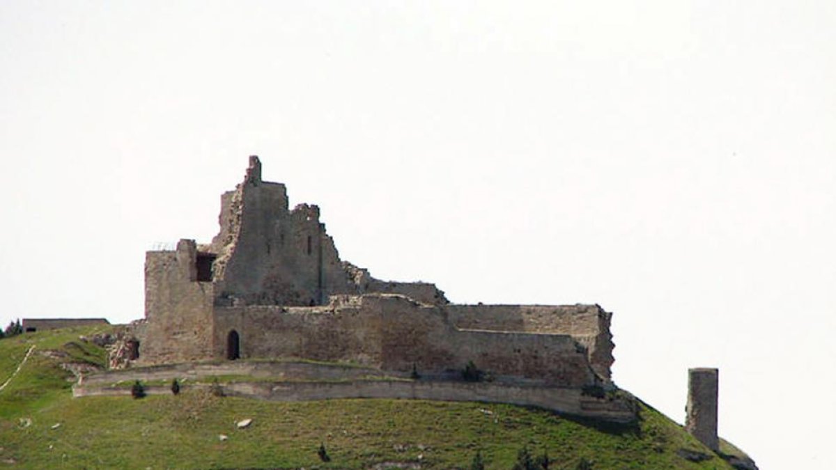 El castillo de Castrojeriz cuenta con accesos para vehículos dada su distancia con el casco urbano.-ECB