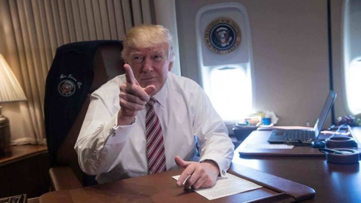 Trump posa en su oficina a bordo del Air Force One, en la base aérea de Andrews (Maryland), tras regresar de Filadelfia, el 26 de enero.-AFP / NICHOLAS KAMM