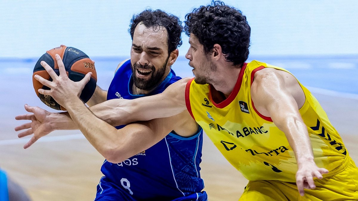 Benite sufre la falta de Oriol Paulí en el encuentro disputado ante el Andorra. SANTI OTERO