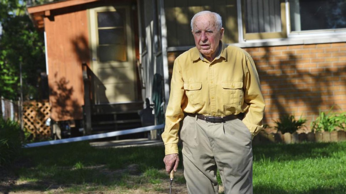 Michael Karkoc, en el jardin de su casa en Minneapolis (Minnesota), en mayo del 2014.-RICHARD SENNOTT