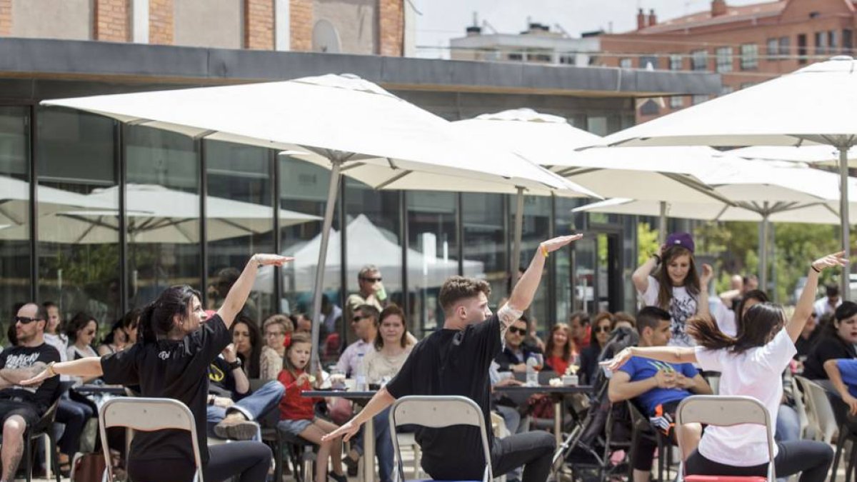 A la hora del vermú, la terraza familiar se convirtió en un espacio en danza.-Santi Otero