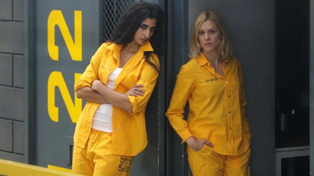 Las actrices Alba Flores y Maggie Civantos, en el plató de la serie Vis a vis.-AGUSTÍN CATALÁN