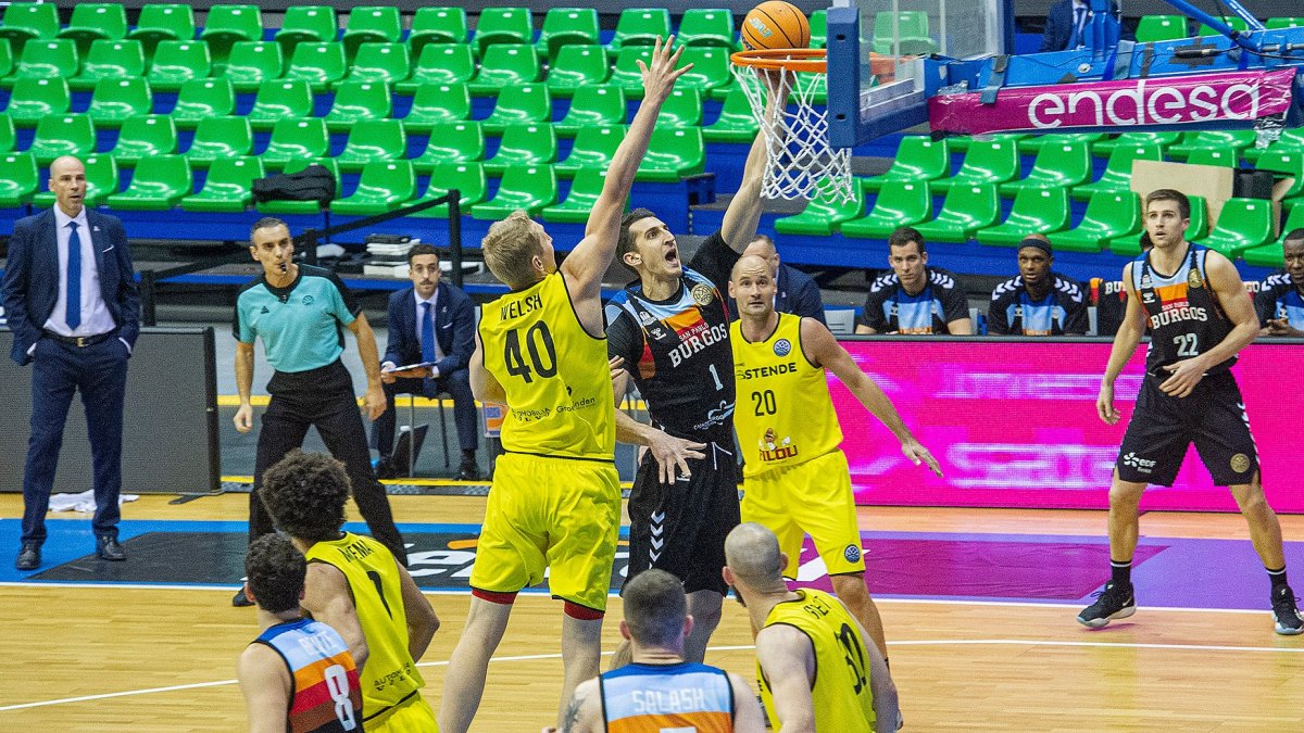 Kravic le gana la partida a Welsh bajo los aros. ISRAEL L. MURILLO