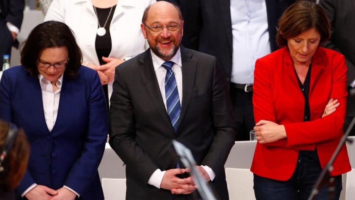 Schulz (centro), flanqueado por Andrea Nahles (izq), líder del grupo parlamentario del SPD, y Malu Dreyer, primera ministra de Renania-Palatinado, en el congreso en Bonn, el 21 de enero.-REUTERS / THILO SCHMUELGEN