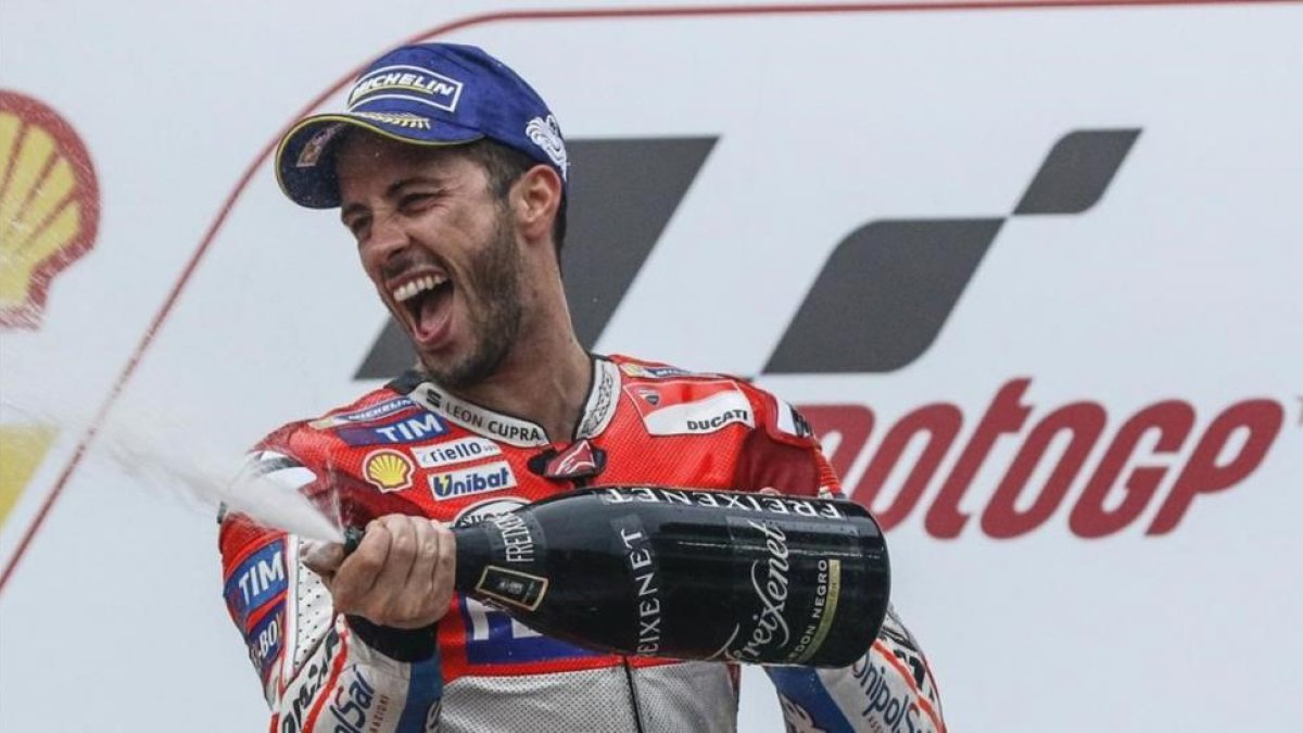 Andrea Dovizioso, eufórico tras su triunfo en Malasia el pasado 29 de octubre.-/ EFE