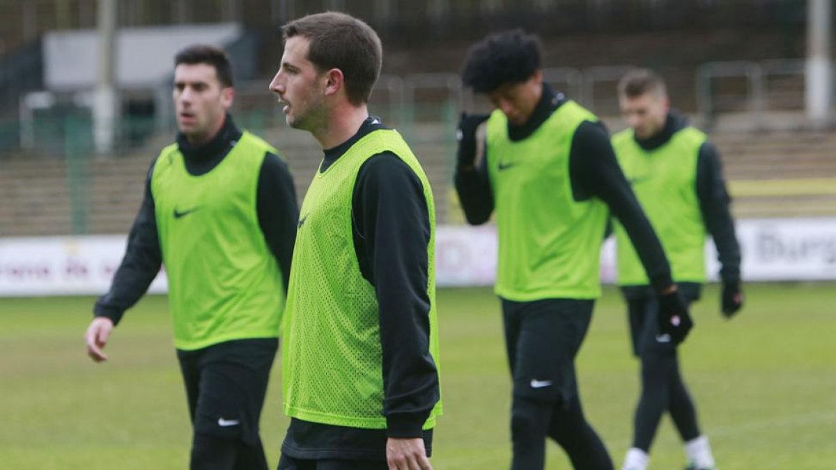 Julen Castañeda durante la sesión de entrenamiento que los blanquinegros realizaron ayer en El Plantío.-RAÚL G. OCHOA
