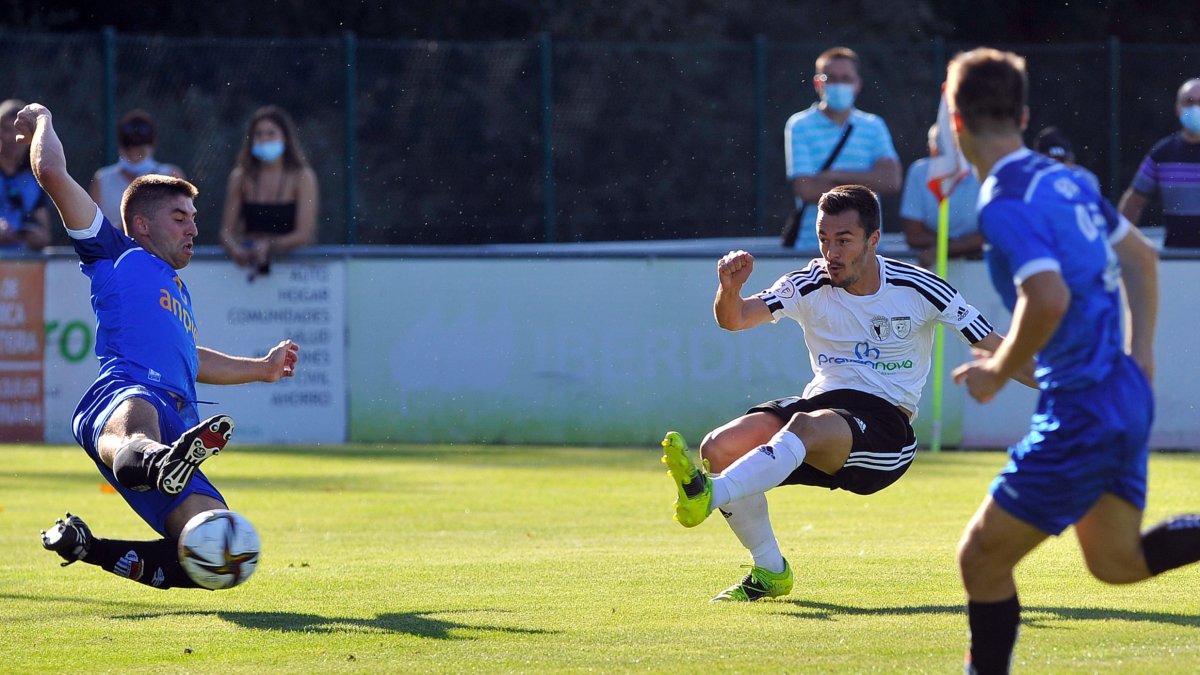 Acción en la que Heras remata al poste en la primera mitad. TOMÁS ALONSO