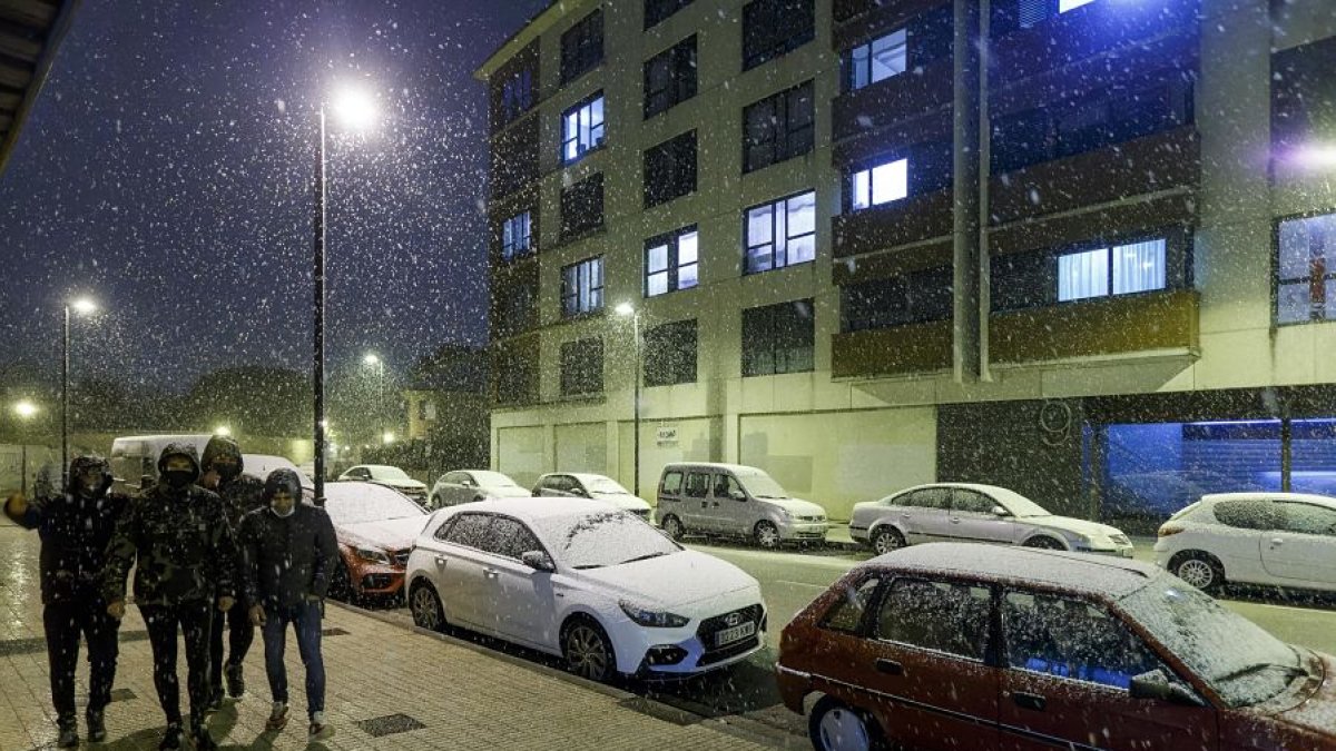 La nieve cayó con más intensidad en la capital burgalesa al caer la tarde . SANTI OTERO