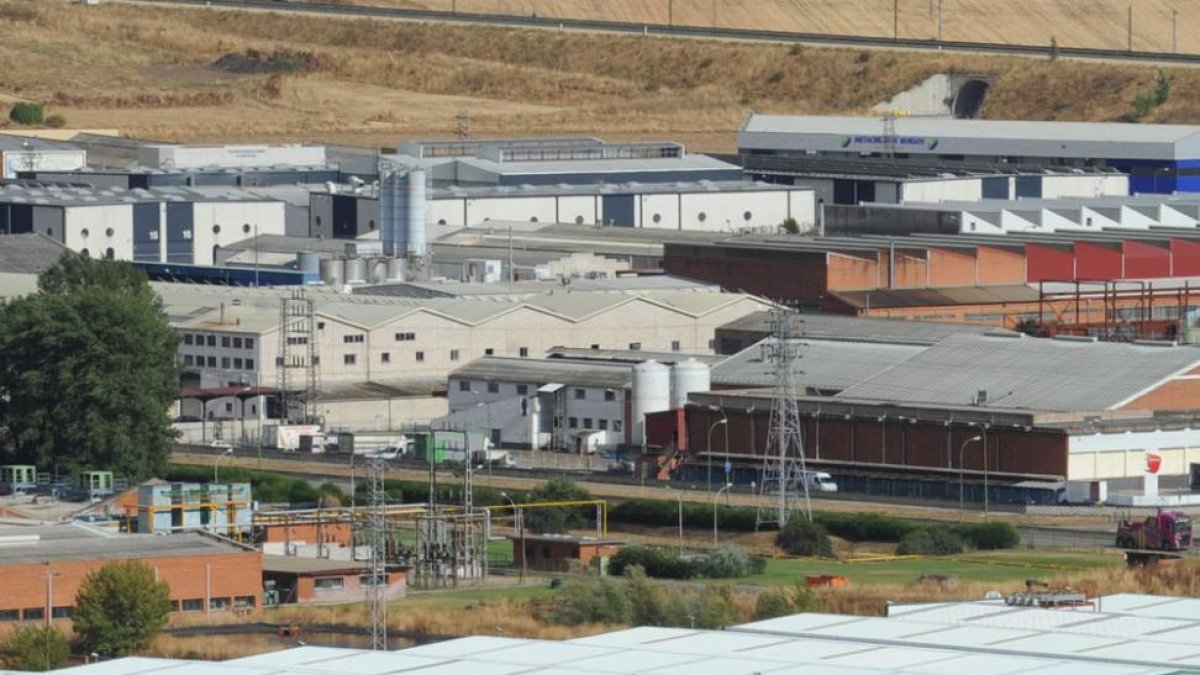 Fábricas en el polígono industrial de Villalonquéjar.-ISRAEL L. MURILLO