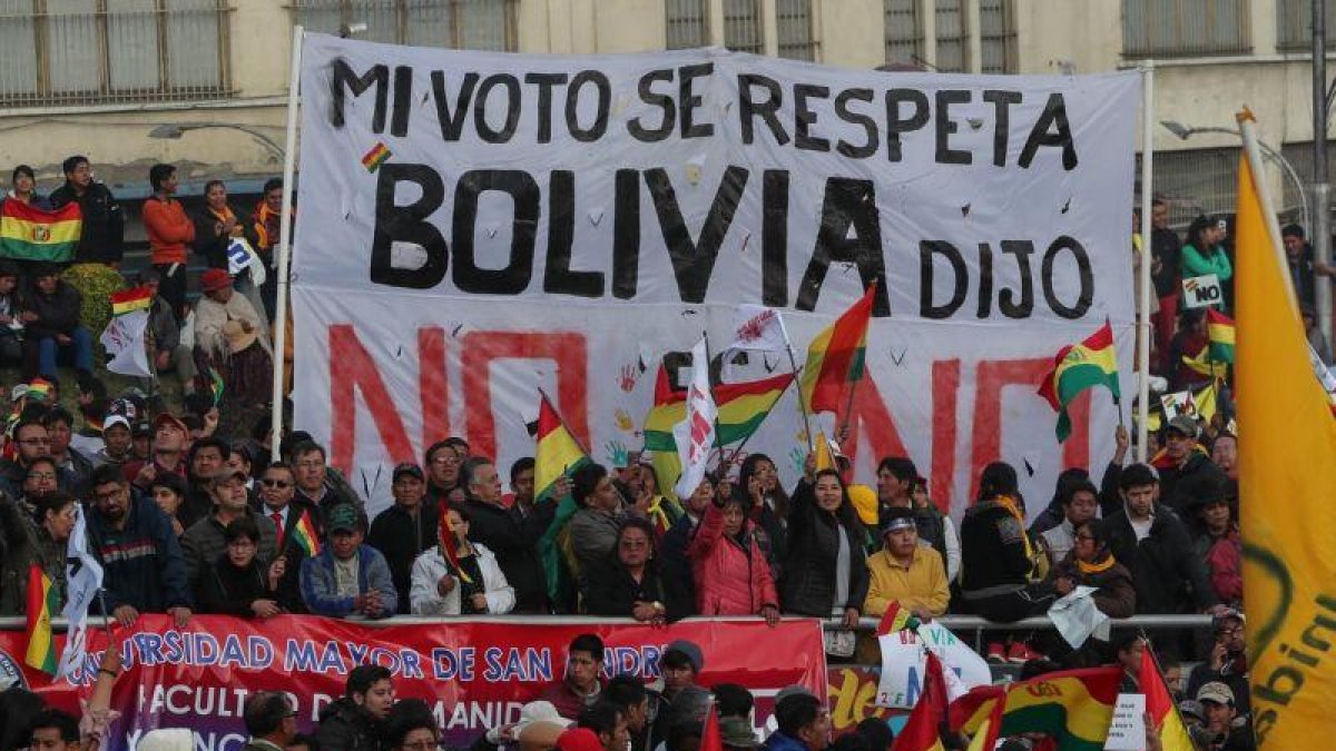 Miles de detractores del presidente Evo marcharon en las principales ciudades del pais para exigir que se respeten los resultados de un referendo que nego al gobernante la posibilidad de volver a postularse en 2019.-EFE/ MARTÍN ALIPAZ