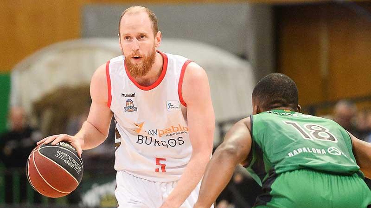 Thomas Schreiner sube el balón en el partido disputado en Badalona frente al Joventut.-ACB PHOTO