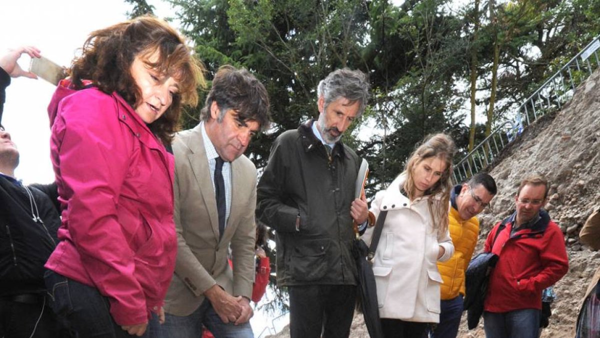 Fabiola Monzón muestra a Fernando Gómez y técnicos del IMC uno de los enterramientos.-ISRAEL L. MURILLO