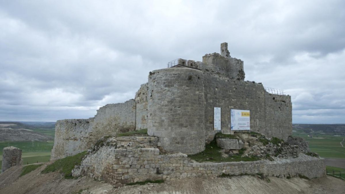 La mole de piedra del Castillo ocupa la cresta de la loma y se ve desde mucha distancia-ECB