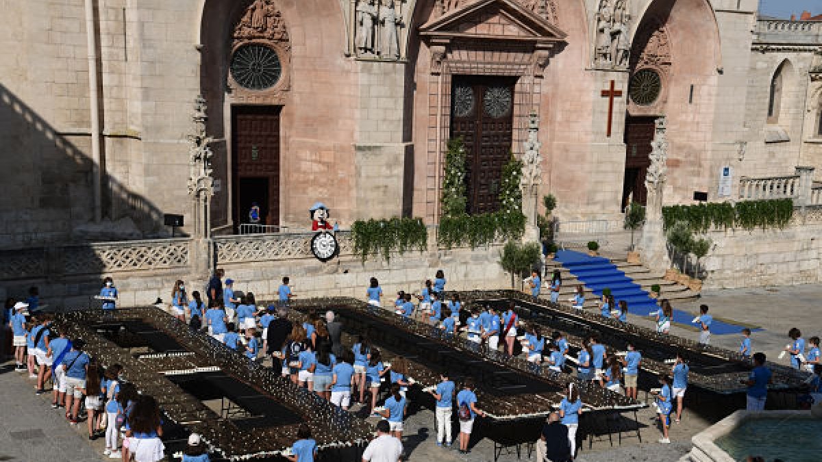 Acto de celebración del VIII Centenario de la Catedral con una tarta de 800 velas. ICAL