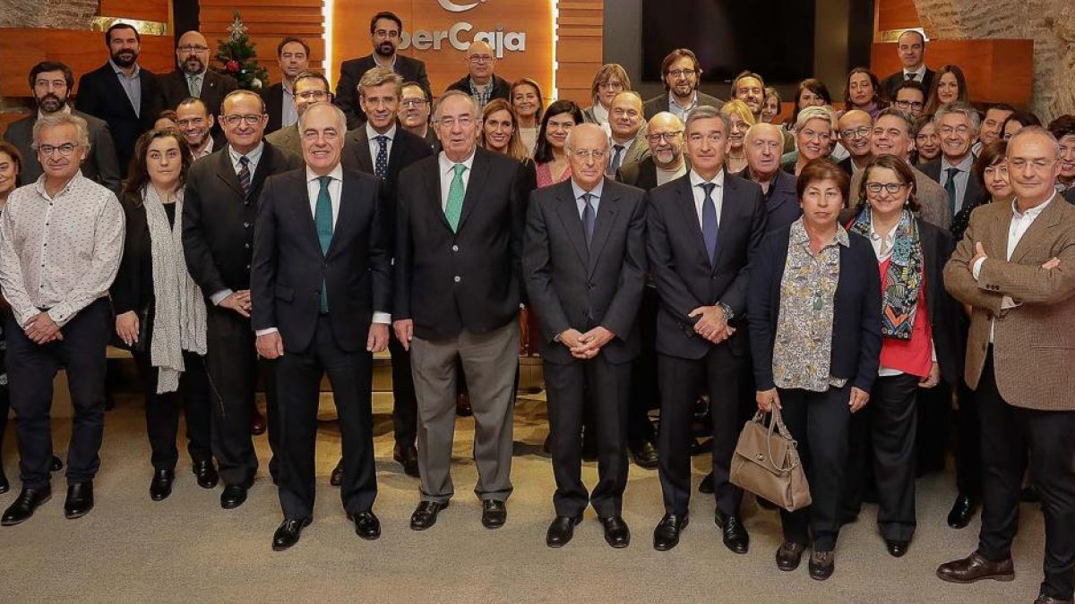 Los directivos de la entidad financiera posan con los representantes de los medios de comunicación de sus zonas de implantación en el encuentro de Navidad.-ECB