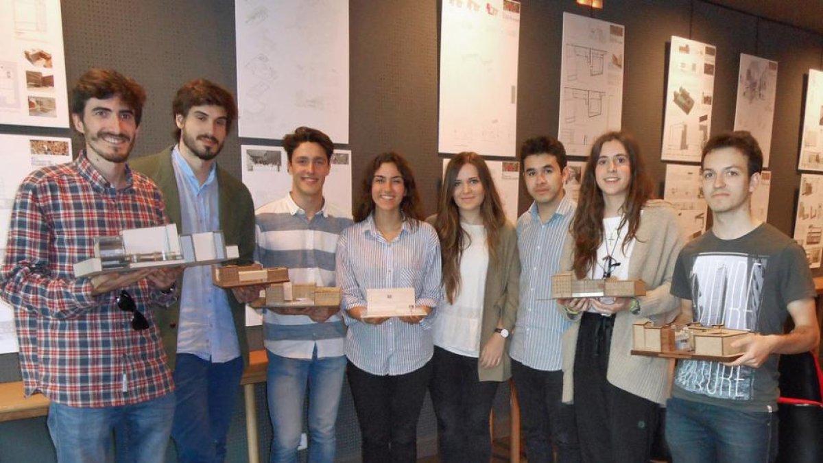 Foto de familia de los estudiantes seleccionados para la exposición de los trabajos-Israel L. Murillo