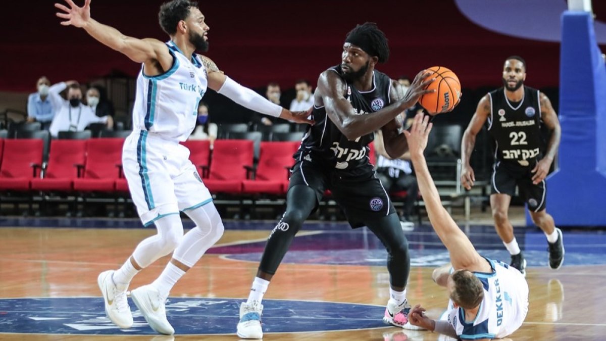 Braimoh busca línea de pase en un partido con el Hapoel Jerusalén. BCL