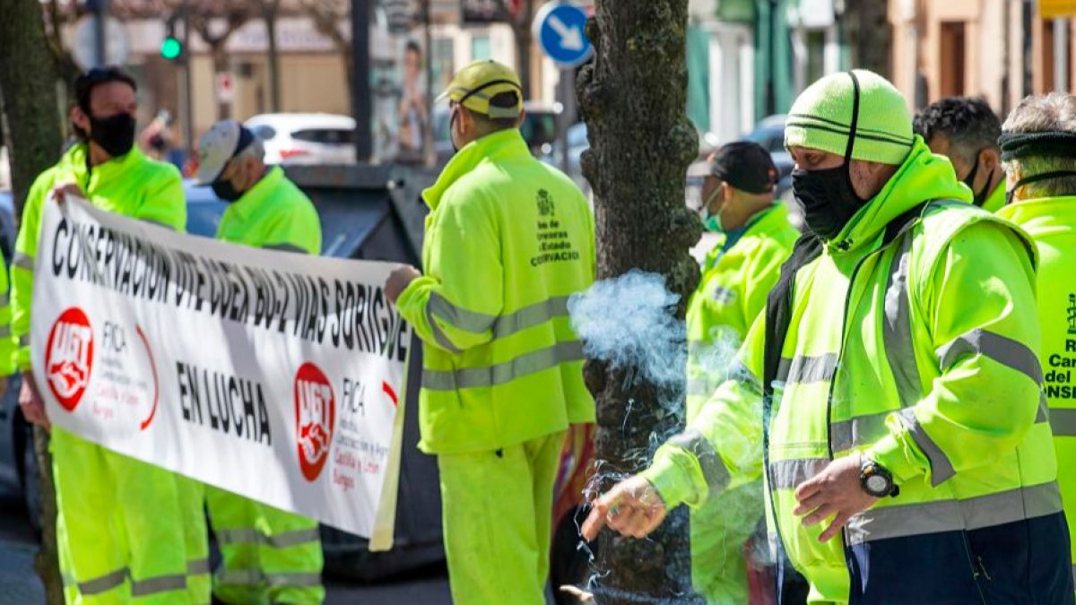Los operarios de conservación de carreteras de COEX BU-2 se han concentrado esta mañana frente a la Demarcación. SANTI OTERO
