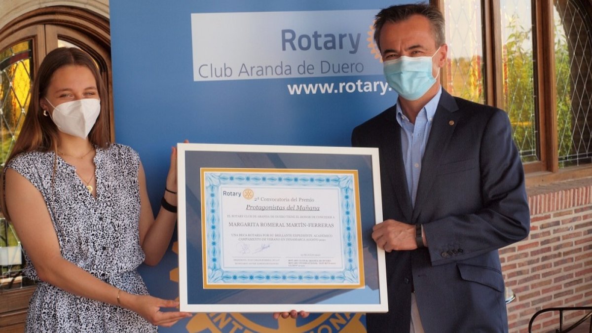 La estudiante recoge su premio. L. V.