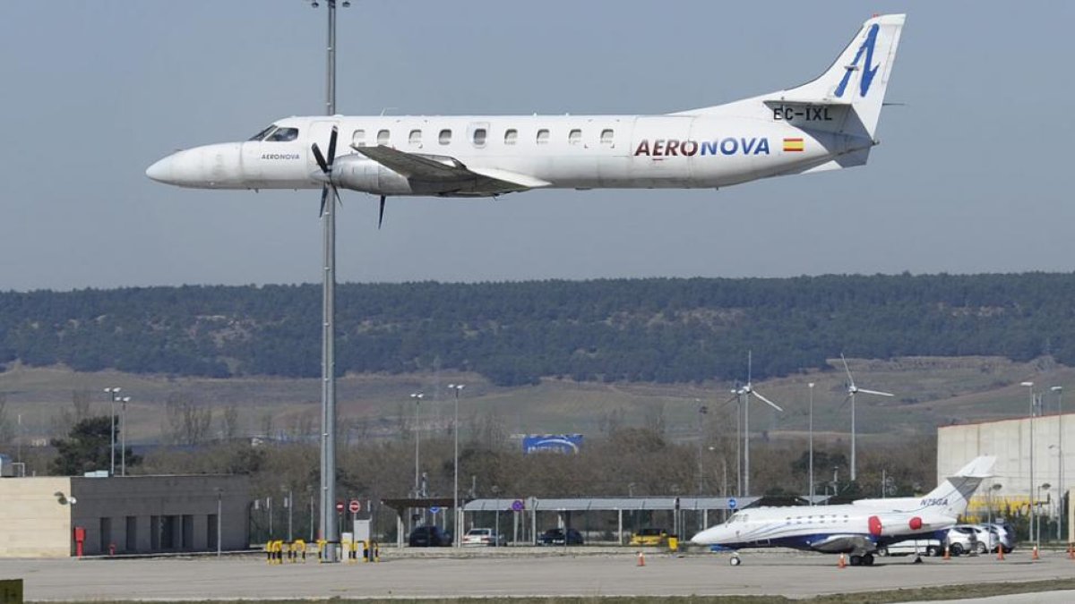 Un avión sobre vuela las instalaciones del aeropuerto de Villafría, en Burgos, en una imagen de archivo.-ISRAEL L. MURILLO