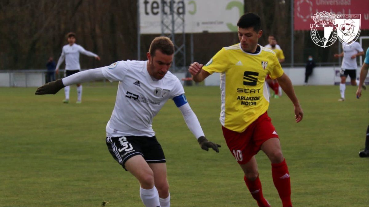 El blanquinegro Dani Burgos controla el balón ante Manza. BURGOS CF