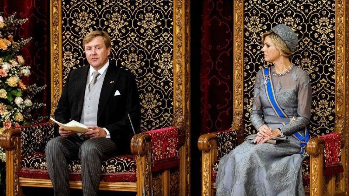 El monarca holandés, Guillermo Alejandro, y la reina Máxima, durante el discurso del rey el Día del Príncipe.-KOEN VAN WEEL (AFP)