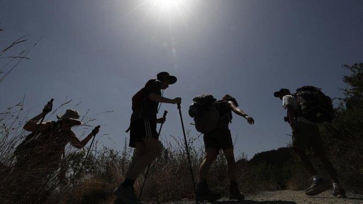 Un grupo de peregrinos, durante una etapa del Camino de Santiago, en una imagen de archivo.