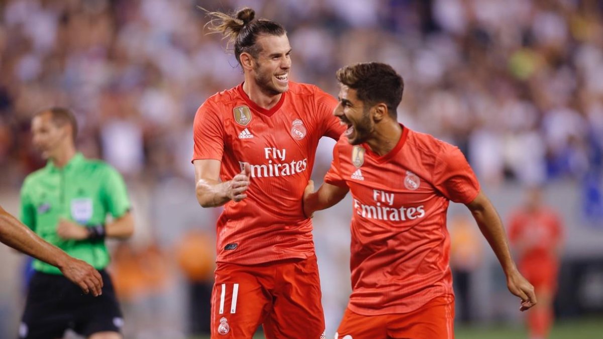 Bale (i) y Asensio celebran uno de los goles ante la Roma.-KENA BETANCUR (EFE)