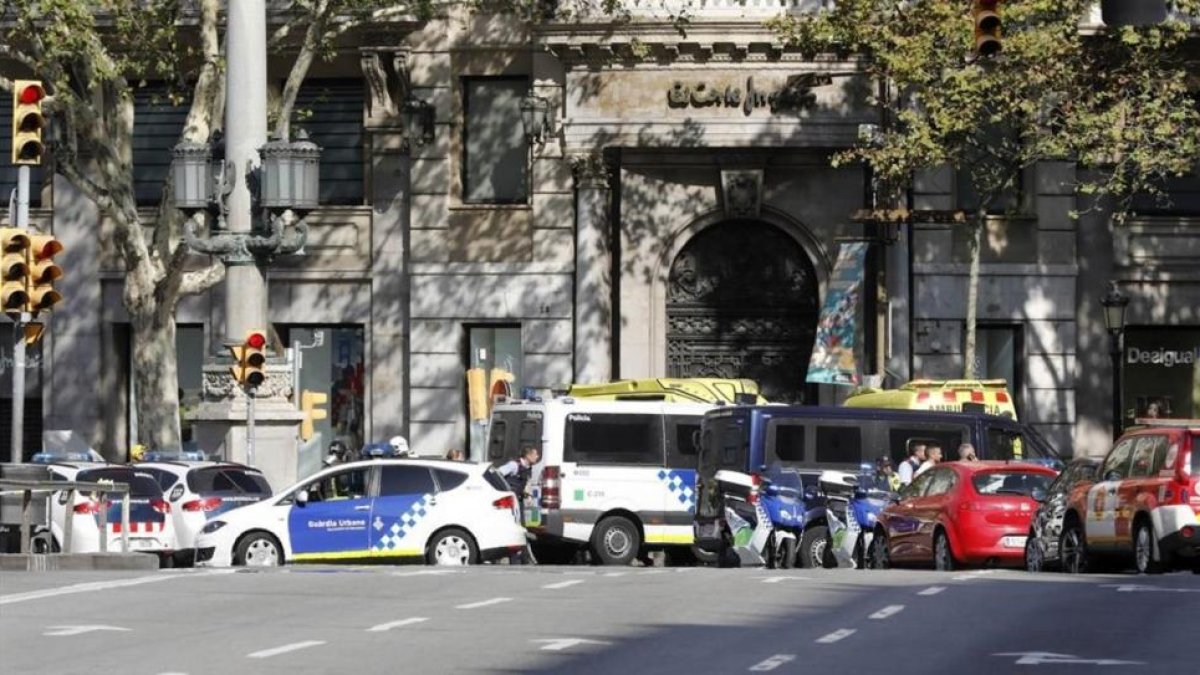 Efectivos policiales y de emergencia, en la zona donde ha tenido lugar el ataque terrorista, este jueves, en Barcelona-EFE / ANDREU DALMAU