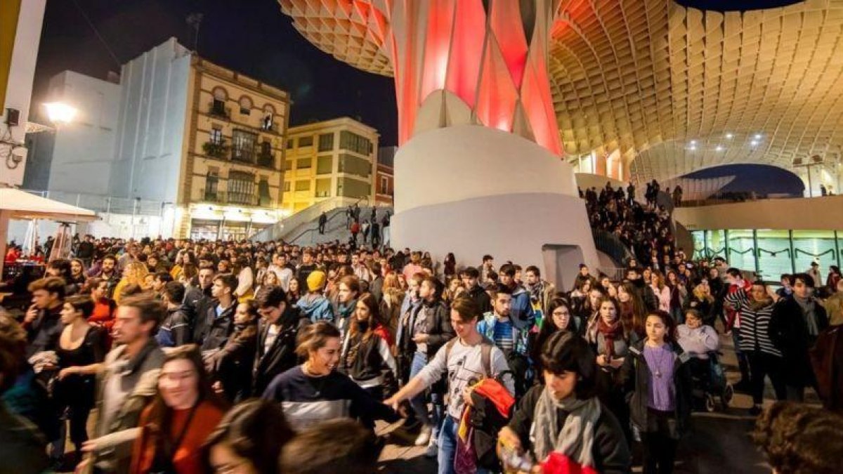 Manifestación antifascista de esta tarde en la plaza de la Encarnación de Sevilla.-EFE