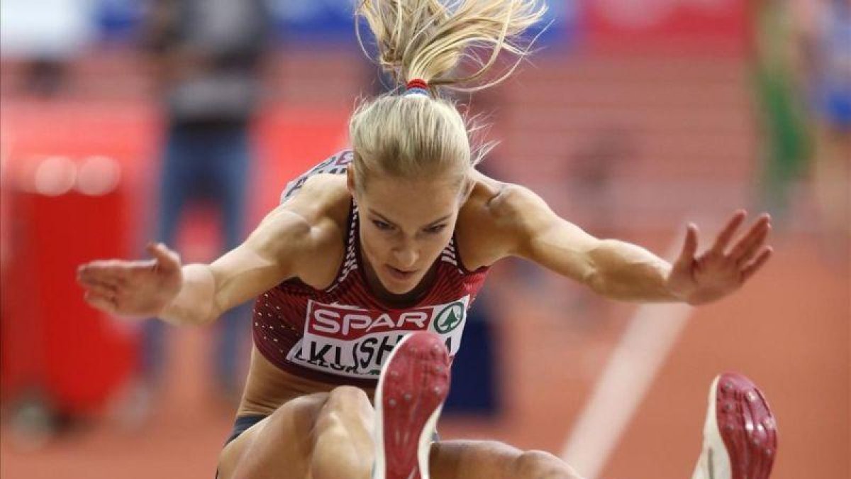 Darya Klishina, con los colores rusos en el pelo.-AP / MARKO DROBNJAKOVIC