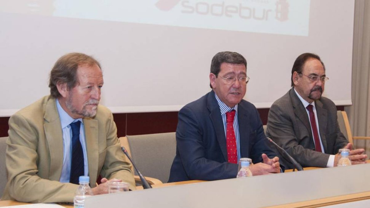 De izquierda a derecha, el secretario general de EOI, José Ramón Álvarez, junto a César Rico y Ángel Guerra-ECB