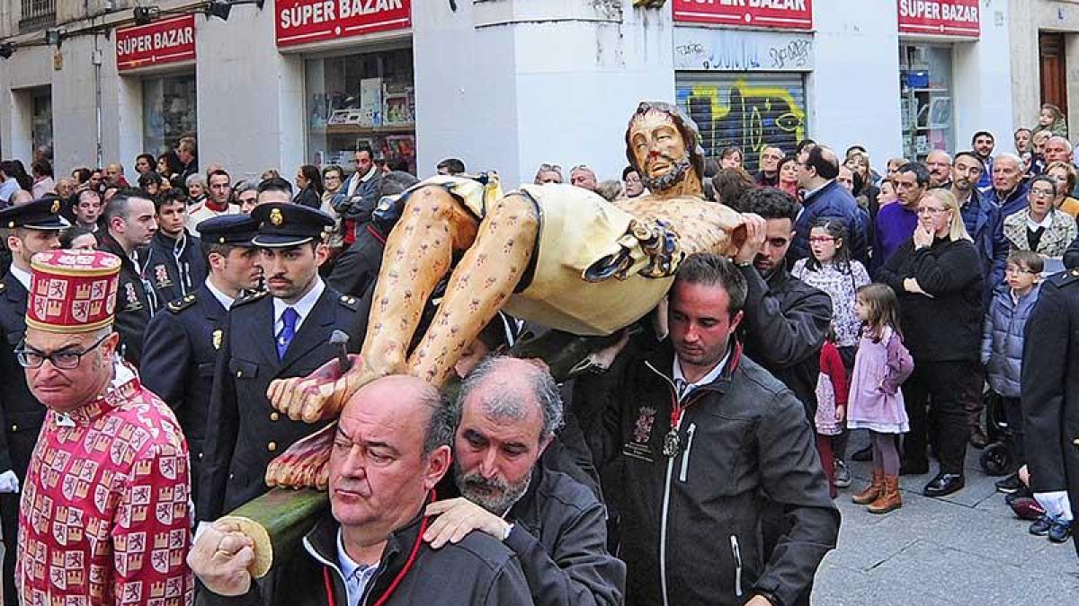 Procesión del Cristo de las Gotas tras la caída que dejó sin brazo a la talla.-ISRAEL L. MURILLO