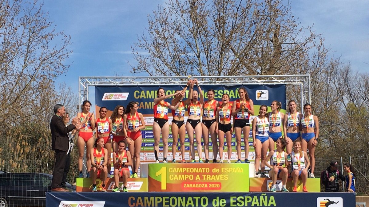 El combinado regional promesa femenino celebra el título logrado ayer. TWITTER / @RFEA