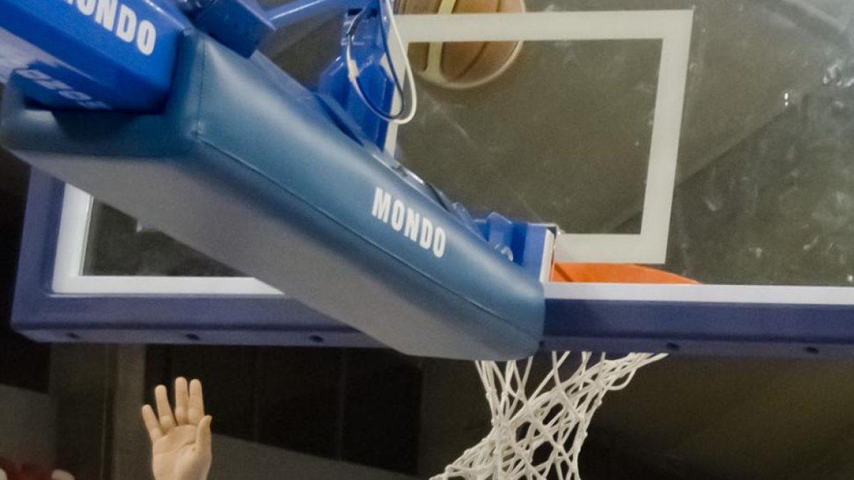 Javi Vega intenta impedir la canasta de Burjanadze, ayer, en Riazor.-LEYMA BASQUET CORUÑA