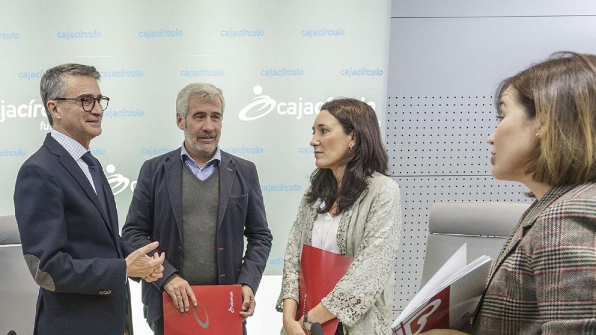 De Domingo y Simón charlan tras la firma del convenio.-SANTI OTERO