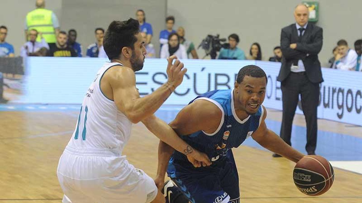 Fisher intenta superar a Campazzo en el último San Pablo-Real Madrid.-ISRAEL L. MURILLO