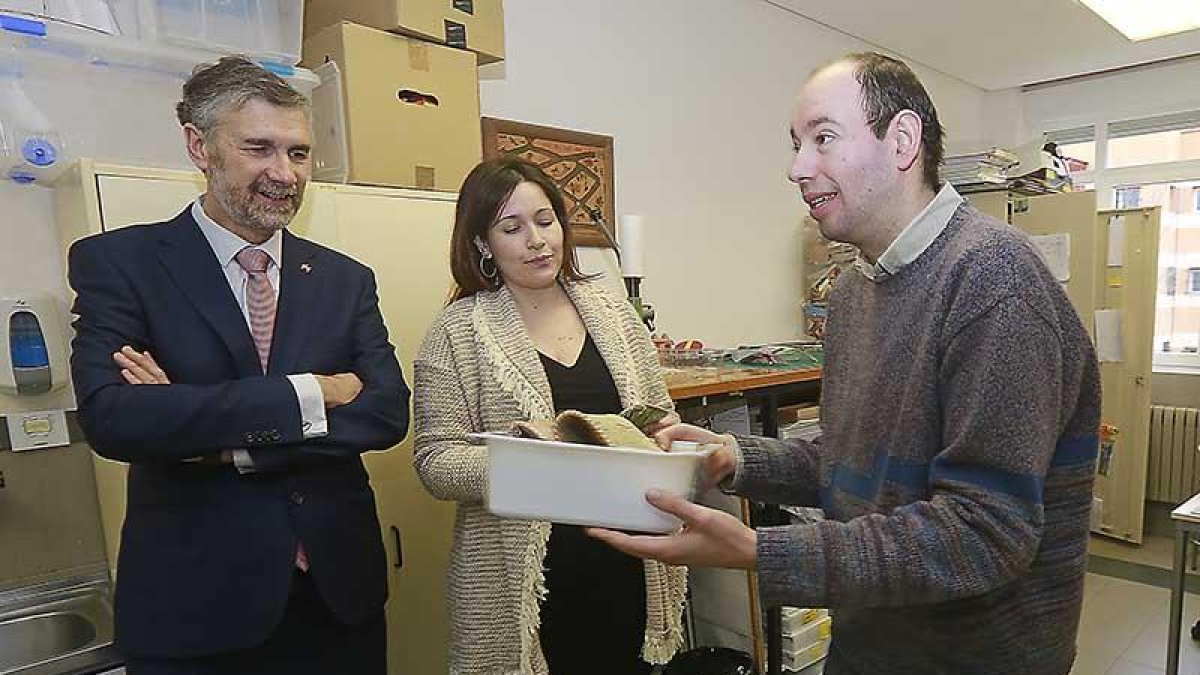 El rector de la UBU visitó ayer en Fuentecillas el centro de día de la asociación.-RAÚL OCHOA
