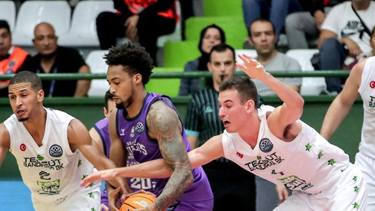 Tokoto pugna por un balón con el MVP del choque, el base de Bandirma Smith-BCL