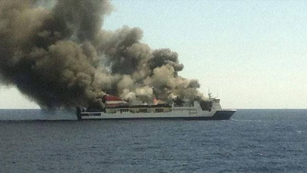 El buque incendiado, en la imagen tomada por uno de los pasajeros evacuados.-Foto: EFE